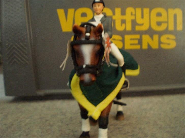 Hannoveraner All Horse´sDream Come True (Wonder) (Schleich) - Vores lille "røde" hest:) billede 15