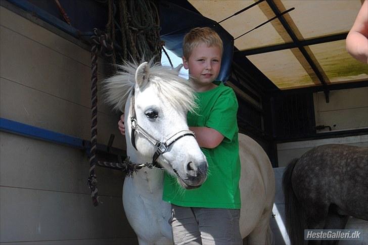 Lucky - 5/6 2010 - Lucky´s tidligere ejer.
Dejligt de kom til stævne for at se Lucky.
Synes det er et rigtig godt billede af de 2. billede 76