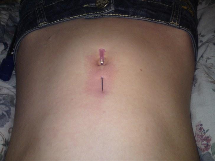 Mine piercinger + tusser. - Da jeg fik lavet min navlepiercing. :-) billede 2