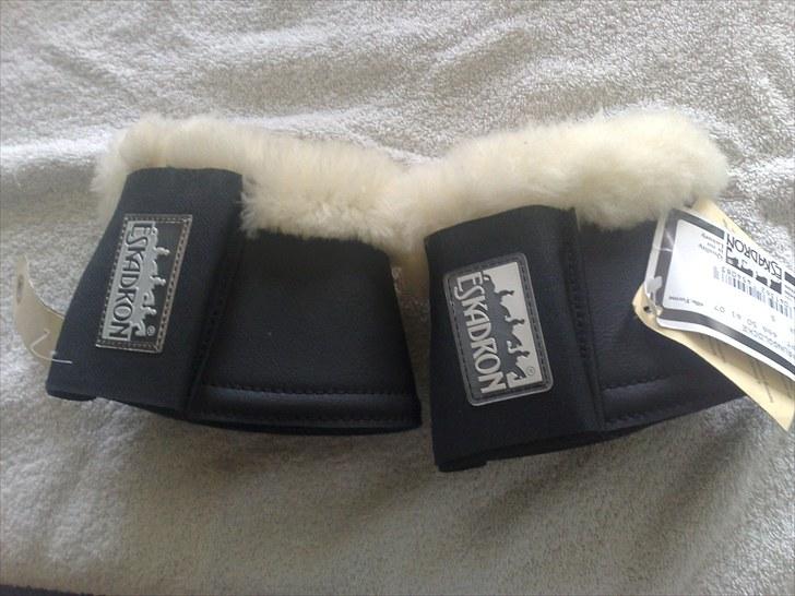 Natrons udstyr - Eskadron klokker med lammeskind. Sorte. Small. billede 16