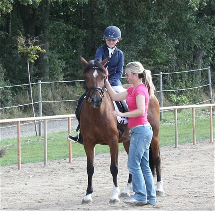 Rytterbjergets Undine & Jeg - Welshponyensdag (GAMMELT!) - Dommeren var helt vild med hende! :'D billede 1