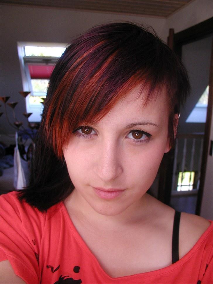 Mit håreventyr :D - 16. Så er vi i nutiden :D HELT lilla hår med orange pandehår :D super nice :D billede 17