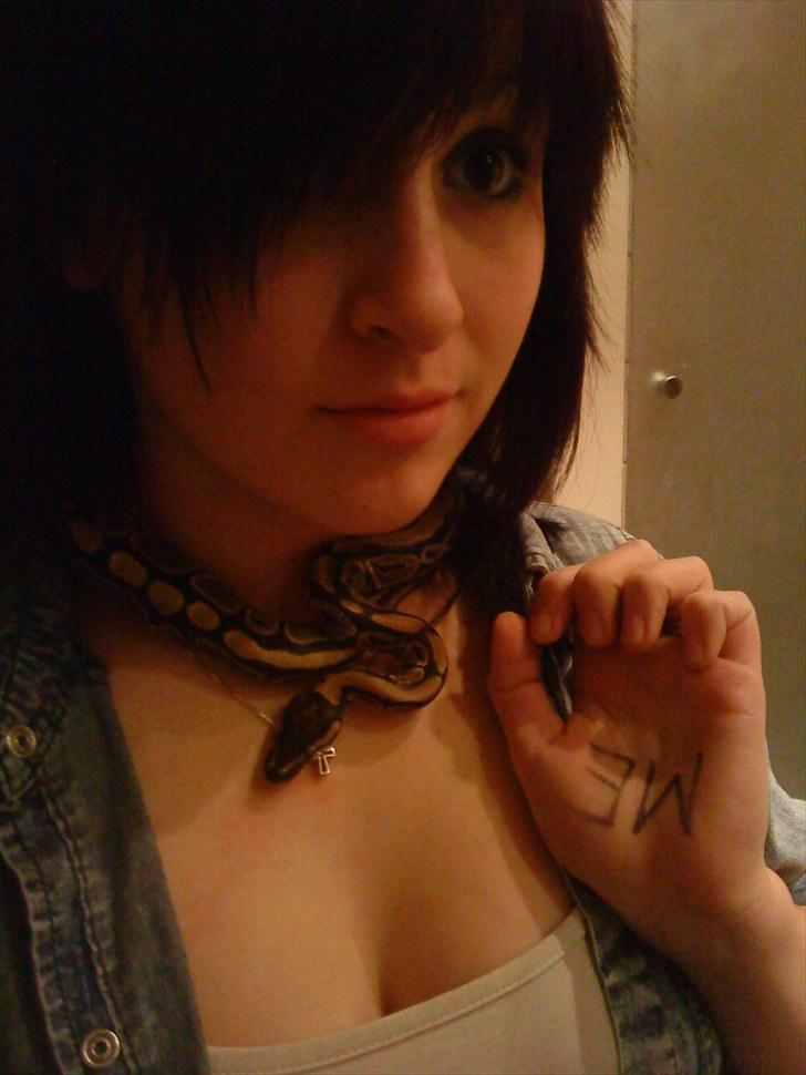 Mit håreventyr :D - 13. Så faldt 5øren.... Til frisør: du taget bare det ødelagte hår.. :D
Hvad er resultatet? KORT HÅR!!! bæ frisør...kunne godt advare en før at klippe en sååå kort... billede 13