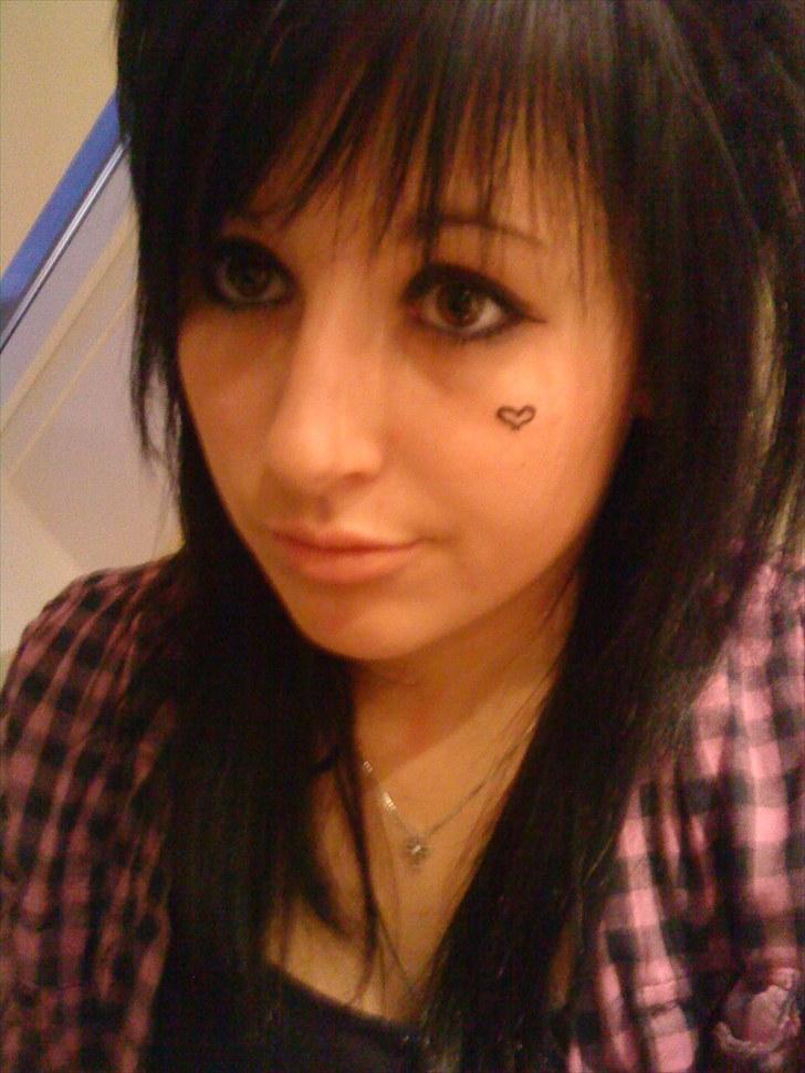 Mit håreventyr :D - 11.  Sort..... blev træt af blondt!! bæ farve ..              -.- billede 11