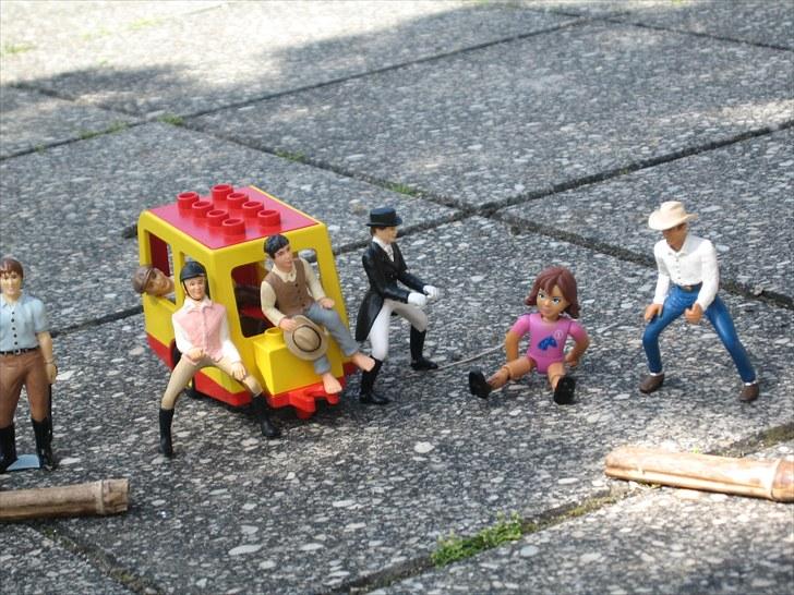 DM for Schleich heste. - Folk bevægede sig og hen til springbanen for at få en god plads :) billede 50