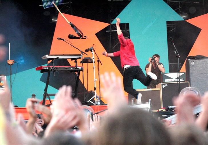 Roskilde Festivalen 2010 - KASHMIR !! - Riimeligt vildt billed ! XD .
Forsangeren(Kasper Eistrup) springer op i luften og kyler sin guitar  hen til en scene-arbejder-ting :P !
(HG har lagt billederne ind i omvendt rækkefølge) billede 1