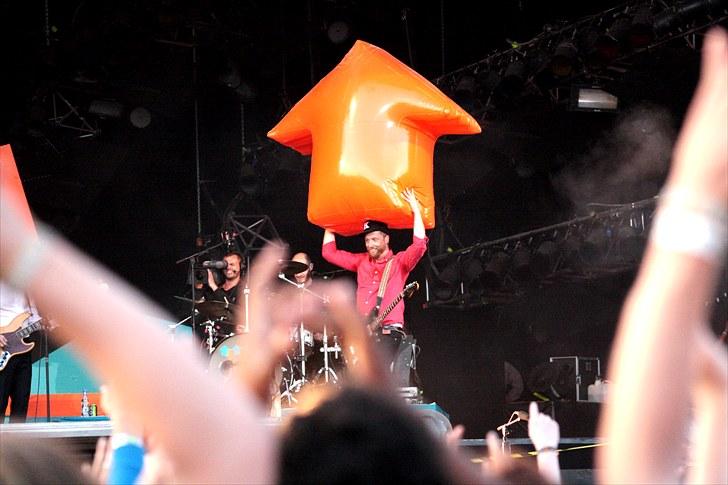 Roskilde Festivalen 2010 - KASHMIR !! - Forsangeren kom vandrende ind med en kæmpe stor oppustelig pil(en pil er deres 'logo').
Totalt genialt ! billede 6