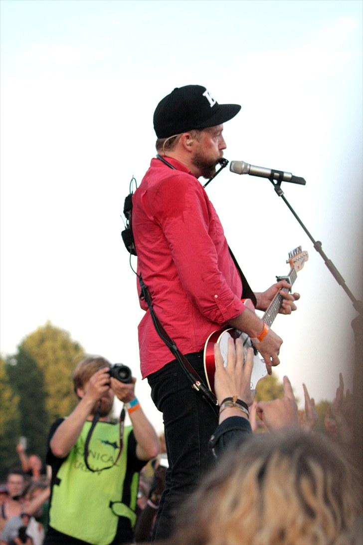 Roskilde Festivalen 2010 - KASHMIR !! - OMG OMG !
Han stilte sig ud og sang, lige ved siden af der hvor jeg stod ! :D billede 10