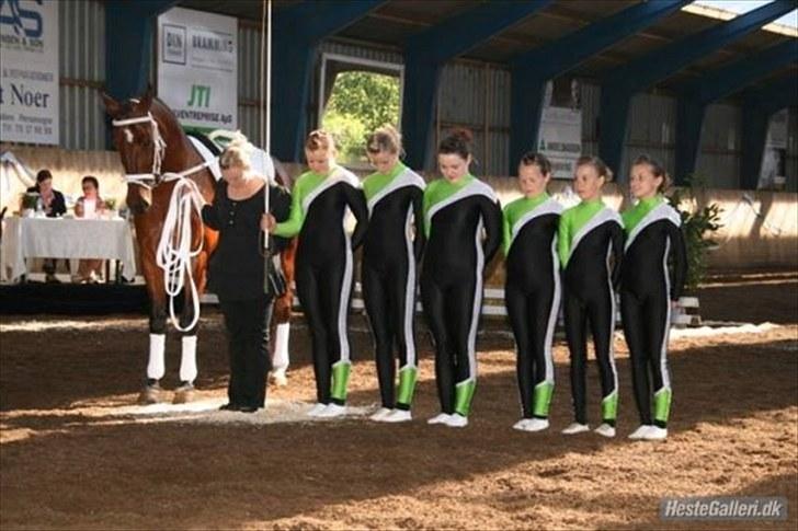 Voltigering <3 - Fra venstre maria, cille, amalie, line, amanda, mig og line :D
 Stævne i BSR billede 2