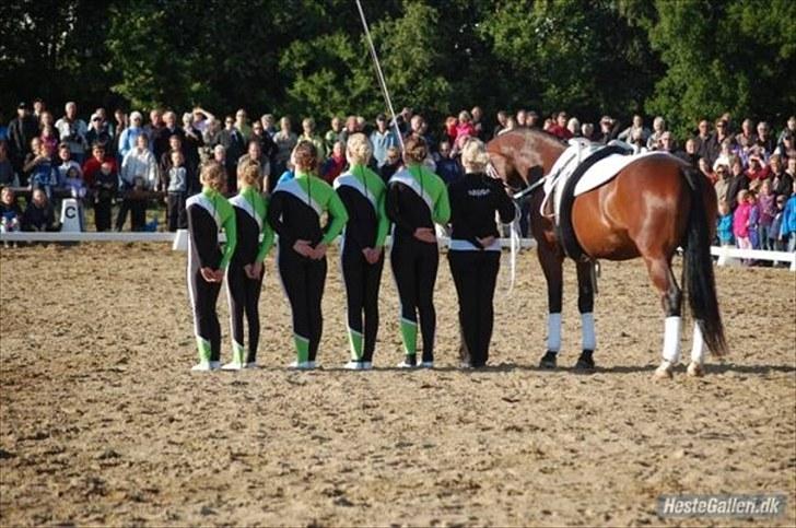 Voltigering <3 - Til opvisning i herning der var ca 2000 mennesker
Kærbo rideklub billede 3