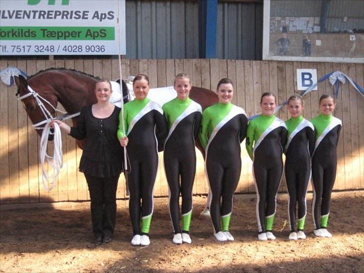 Voltigering <3 - Bramming 2009
fra venstre Maria, amalie, cille, line, amanda, mig og line billede 9