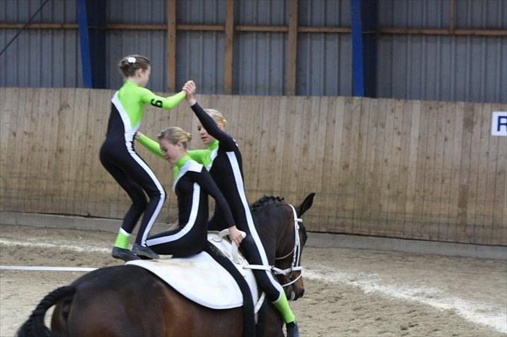 Voltigering <3 - Amalie, mig og cecilie,
kür i bramming 2010 billede 15