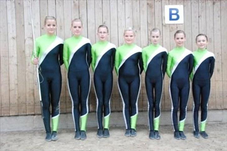 Voltigering <3 - Fra venstre, Cille amalie, sine, amanda, celina, mig, cecilie

Bramming 2010 billede 19