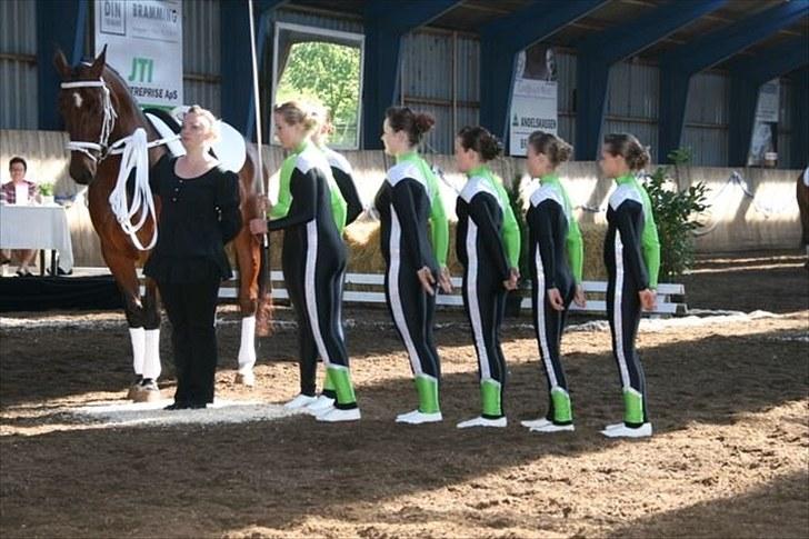 Voltigering <3 - Bramming 2009.

Fra venstre, Nemo, maria,amalie, cille,line,amanda,mig, og line :D billede 23