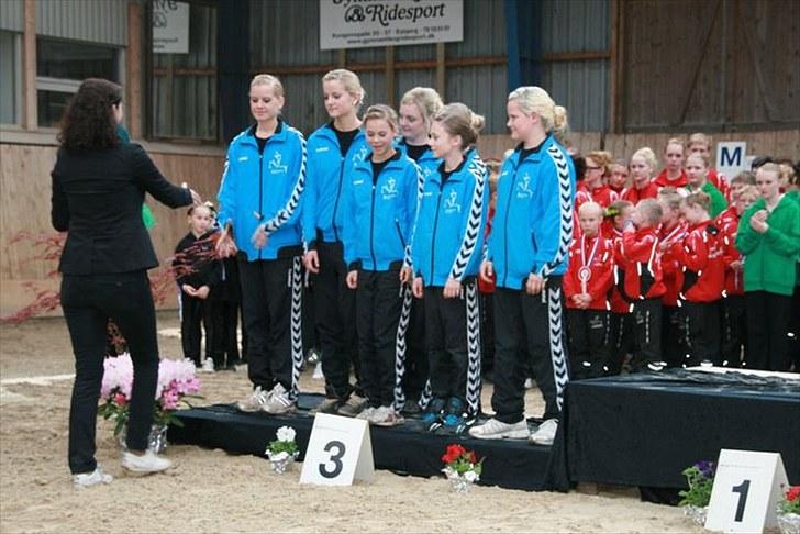 Voltigering <3 - Præmie overrækkelse
Bramming 2010

fra venstre amalie cille maria, celina, amanda, og mig og cecilie foran :D billede 25