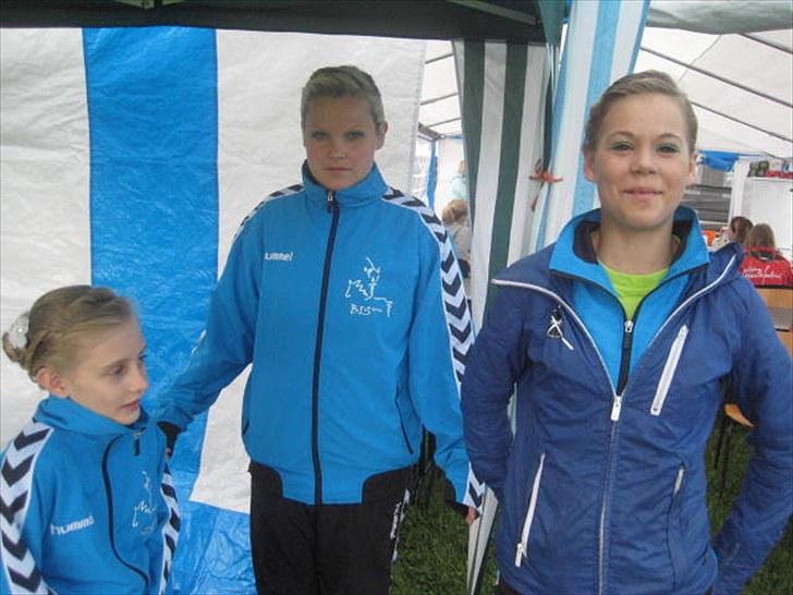 Voltigering <3 - Haha, celina amanda og mig ;D

det er grimt og derfor måtte det bare ind.. billede 28