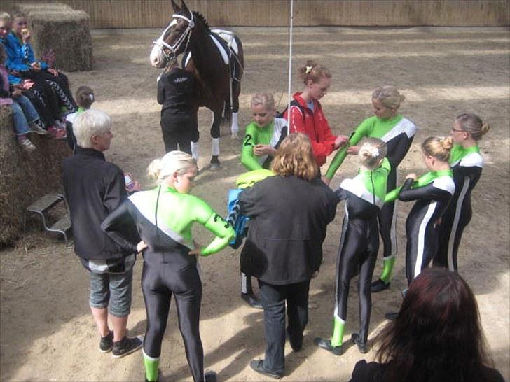 Voltigering <3 - Lige inden vi skal på banen, 

Bramming 2010 billede 30