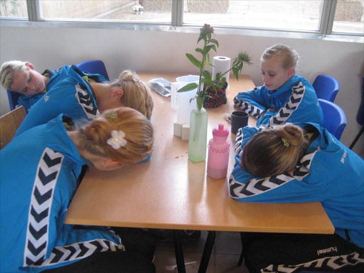 Voltigering <3 - Så aktive er vi når vi ikke er på banen haha :D

Bramming 2010

til venstre amalie cille amanda

til højre mig og celina :D billede 31