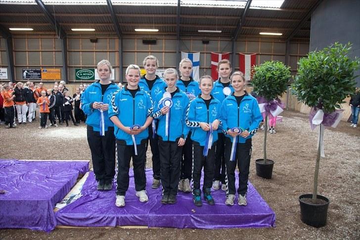 Voltigering <3 - Præmieoverrækkelse i Hvidovre 2 plads :D

bagerst fra venstre Maria,cille amalie, hlin
forrest fra venstre amanda, celina, cecilie, og mig :D <3 billede 32