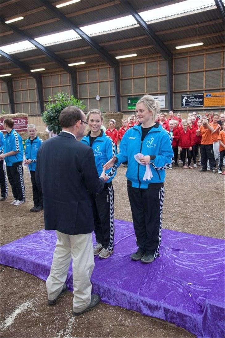 Voltigering <3 - 3 plads, til mig i enkel i hvidovre

mig og maria, min træner :D billede 39