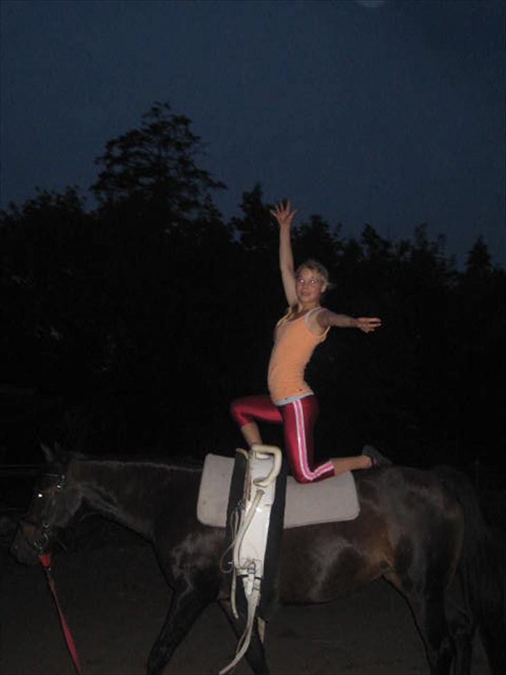 Voltigering <3 - Mig, voltigering på cindy<3

Prinsesæde :D billede 47