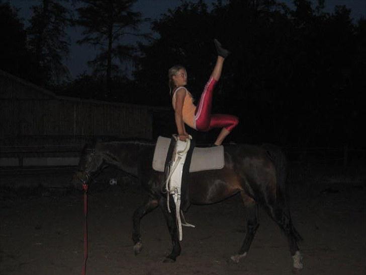 Voltigering <3 - Mig, voltigering på cindy<3

krabbe :D billede 51