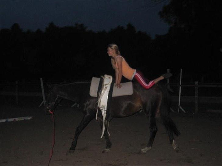 Voltigering <3 - Mig, voltigering på cindy<3

banan, :D billede 52