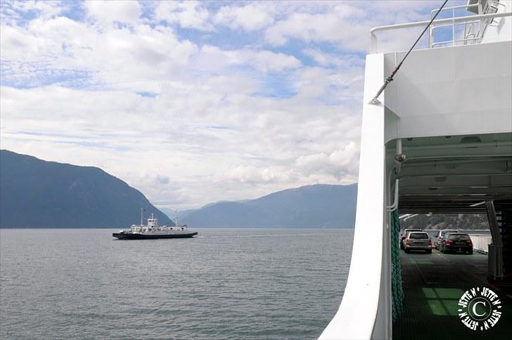 Norge 2010 - Øv hvor jeg bare ønsker mig et Pol-filter til mit nye objektiv, så farverne kan blive flottere.

På vej over Sognefjorden (Fodnes-Mannheller) billede 10