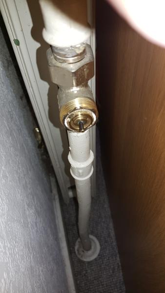 Termostat knækket af radiatoren, hvordan slukker jeg?