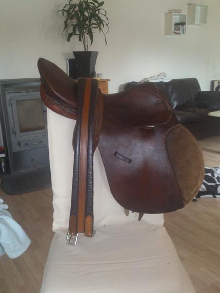 få ruskind på sadel pænt igen 