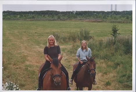 Anden særlig race Trisse (Patricia) R.I.P  - Trisse ude og ride med Tiffani. Trisse til højre.  billede 2