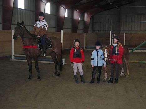 Traver Queen PEPITA - Her er vi på premieutdeling.. 4 ryttere, 2 hester og alle fikk premier....:) billede 3