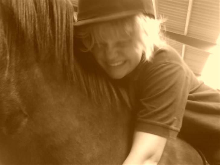 Oldenborg Cirkeline *Solgt* - det grimmeste billed af mig...det var en veninde der tog det og sagde at jeg skulle overdrive...også sagde en anden at vi skulle sætte det ind..FYHA tøser:)  billede 9