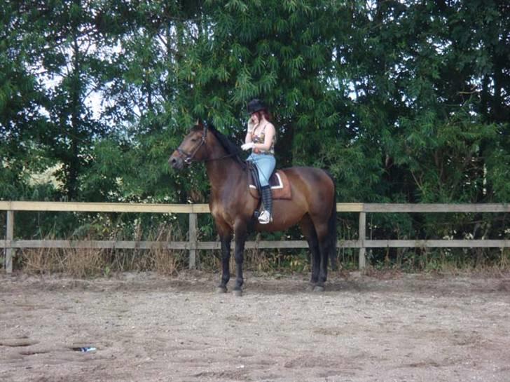 Oldenborg Debbie *gammel part* - 9/7, snakke i mobil? (arbejdet). Fotograf: Nina billede 2