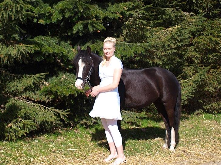 Anden særlig race Blue Eye´D Girl B-pony(x2) - 5#    Skønne pony og mig på min Konfirmation d. 10 april 2011 ! (L) du er ubeskrivelig pony :´) <3  Foto: Mor billede 6