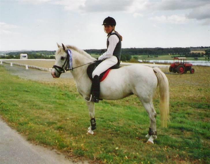 Anden særlig race Blanca - Stævne på Årslevgården 2002 kom hjem med 2 anden pladser. Der var billeder af os på deres propertioner i 2004 og 2005.. 2005 billedet kan ses i mit galleri (© - Må ikke kopieres) billede 12