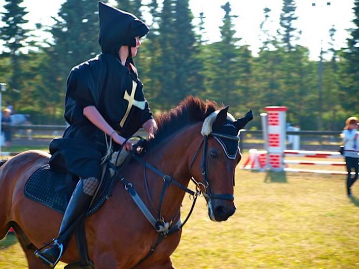 Tysk Sportspony Colorado - Sankt Hans aften, kostumespringning på HOSK haha, vi er munke. Fantastisk hyggelig aften! :) Foto: Ann Christine <3 billede 17