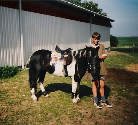 Anden særlig race Whisky(Døde d. 28 okt 05) - Whisky som indianer, sammen med Martin (en ven) billede 1