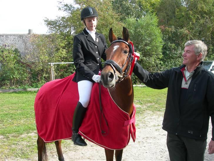 Tysk Sportspony Darling 179 solgt:'S - 17: efter vi blev distriksmestre;) 2008 pony dressur;) la4 gennemsnit på 68,3%:)darling mig og min tidligere underviser;) billede 17