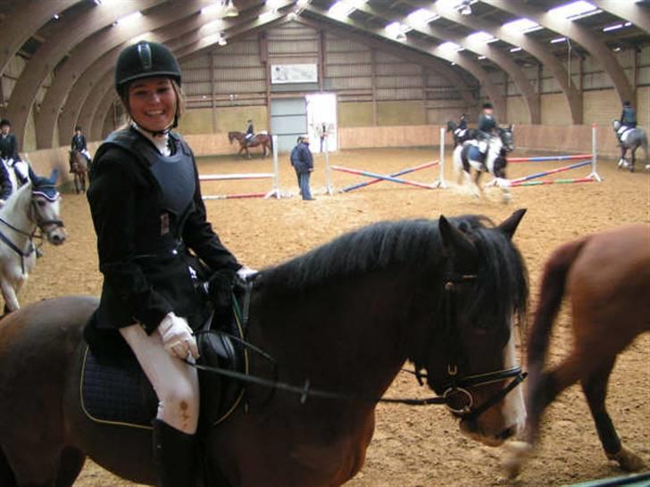 DSP Bæklunds Laredo (SOLGT) - Smiil´ til stævne i holstebro . Mine ridebukser er lidt beskidte´ var liqe nede oq smaqe på bunden :b´ billede 20