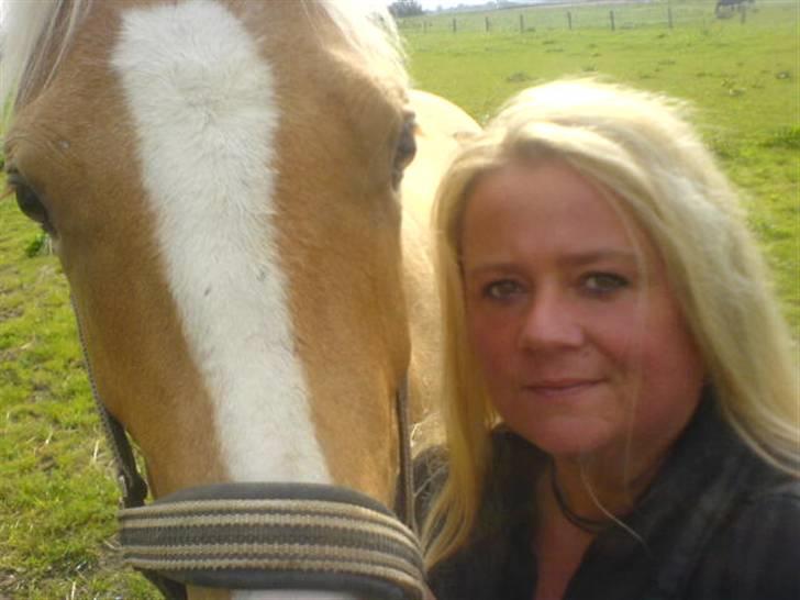 Palomino Lysgaards Arwen - Min smukke baby og mig billede 15