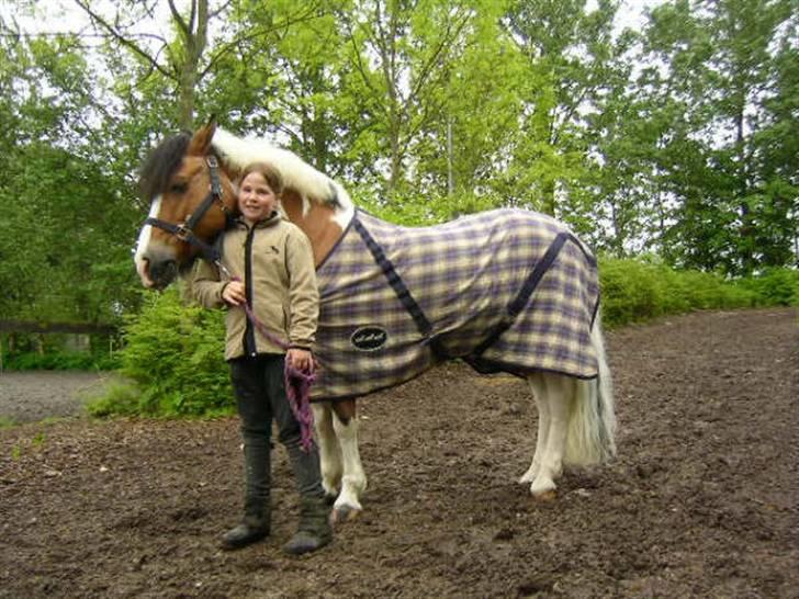 Pinto biggare`(går på græs) - mig og pony ved ridebanen<3 billede 6