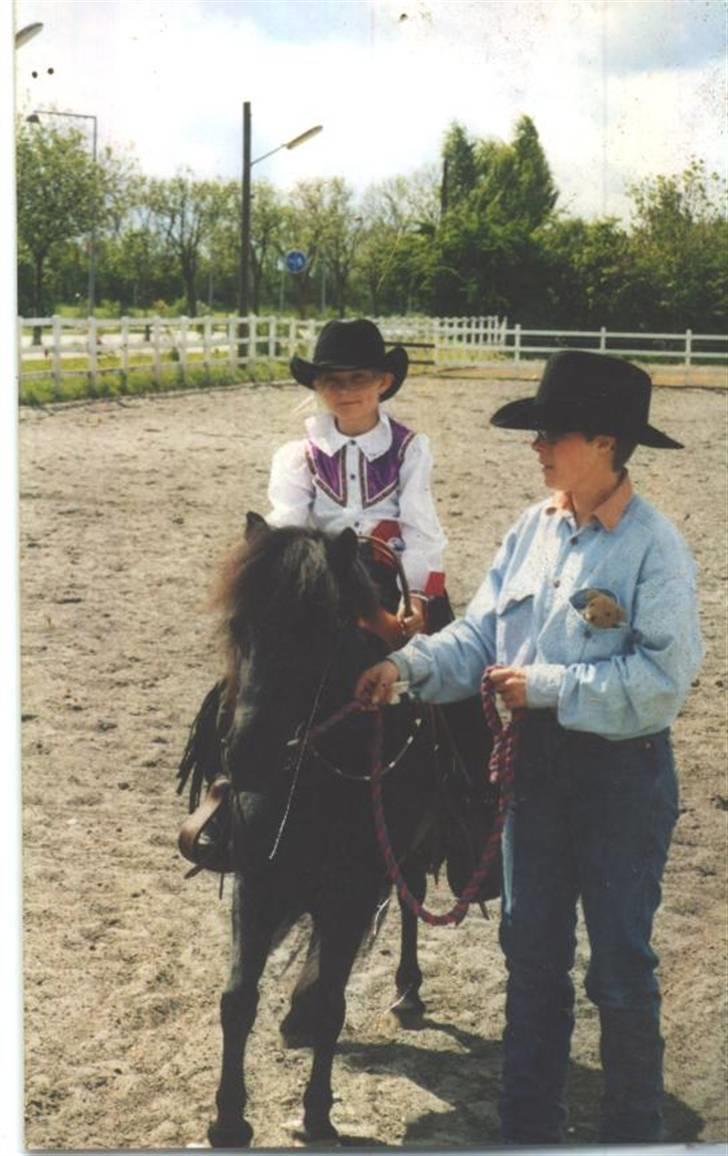 Shetlænder Tulle - Her er Terese og Tulle til Western stævne. Foto: Bager Bolle billede 12