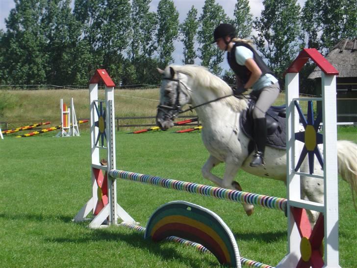 Knabstrupper Gaja  - Her springer Tanja og Gaja i Odsherred Rideklub. billede 2