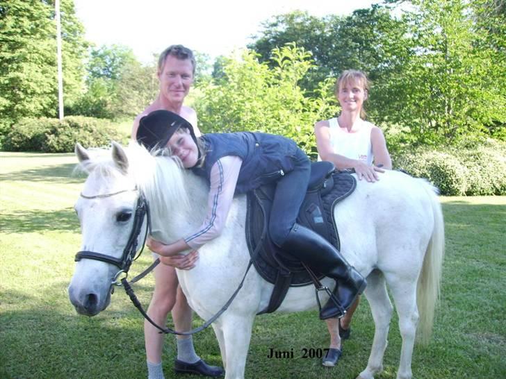 Anden særlig race I WIL LOVE YOU 4-EVER!!!! - på tur hjemme i haven og forældene plejer at komme med ud med lidt brød til viki <3 billede 2