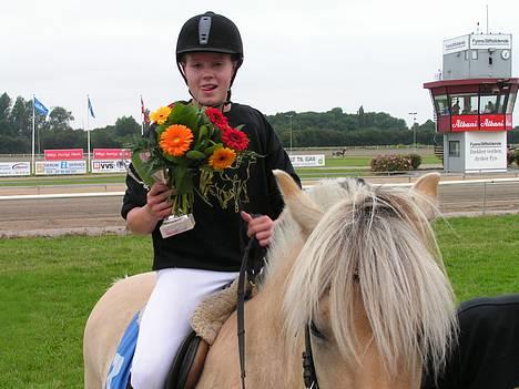 Fjordhest Vængets Liza - TILLYKKE  FYNSMESTER I PONY GALOP 2005 billede 4