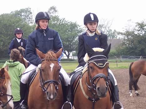 Anden særlig race Speedy T. S. SOLGT :'/ <3 - Ja, vi ser lidt mutte ud Herle og mig :S Burde jeg ellers iik vær glad når jeg li har vundet 2 klasser`? :P billede 15