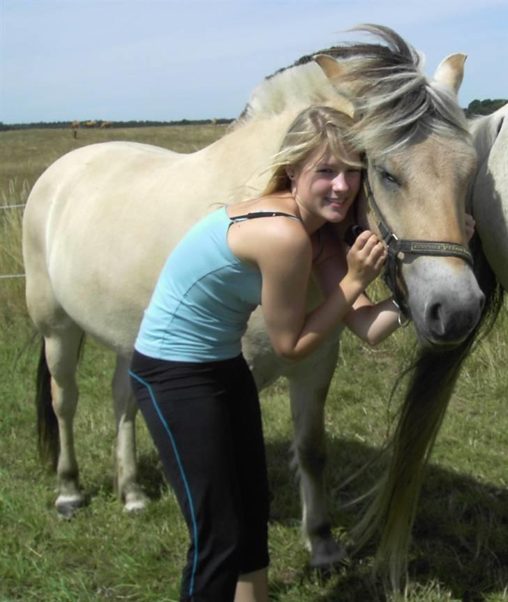 Fjordhest Freja - Freja og jeg..:P (foto: bettesøs/kamera) billede 1