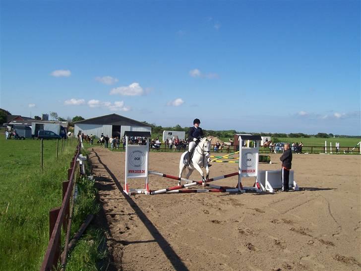 Connemara Sultan<3 aflivet:(   - mig og sulle til springstævne hjemme på øgr, man skal jo gøre noget for at få spring rytterne til at starte dressur;) billede 2