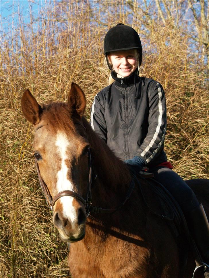 DSP Shirlind - R.I.P. - Mig og min ponii-basse i haven <´3 en dejlig stund :D billede 3